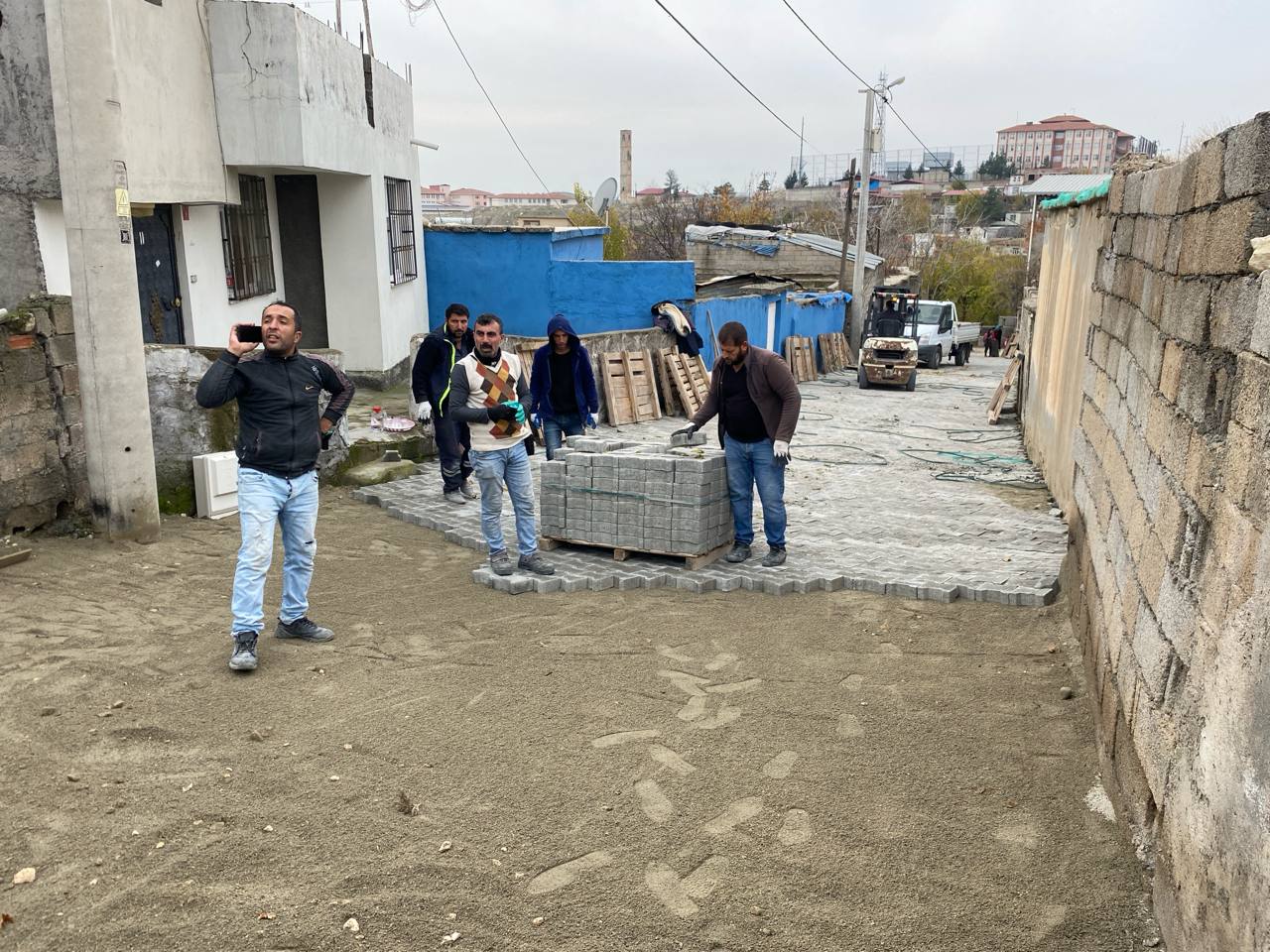 Silvan Belediyesi Merkez ve Kırsal bölgelerde 100 Bin M2 parke taşı 40 bin M2 bordür Yapım İsi