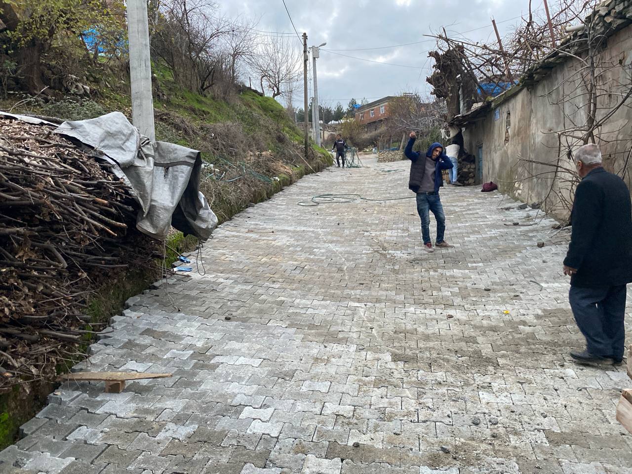 Silvan Belediyesi Merkez ve Kırsal bölgelerde 100 Bin M2 parke taşı 40 bin M2 bordür Yapım İsi
