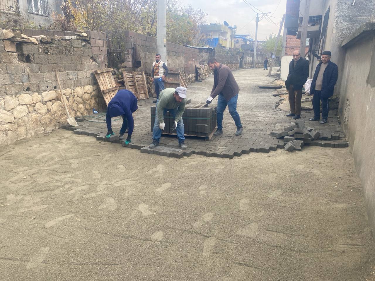 Silvan Belediyesi Merkez ve Kırsal bölgelerde 100 Bin M2 parke taşı 40 bin M2 bordür Yapım İsi