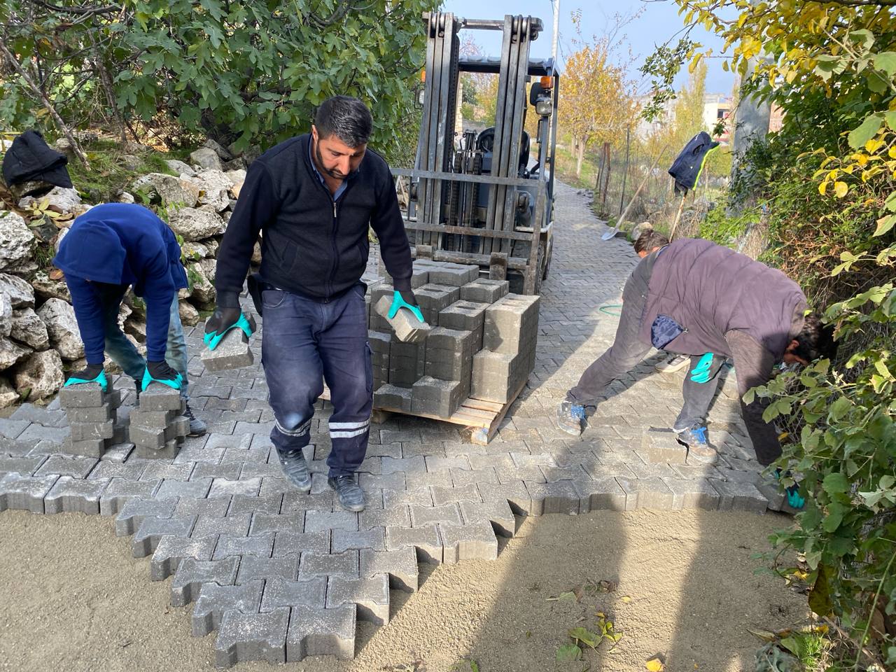 Silvan Belediyesi Merkez ve Kırsal bölgelerde 100 Bin M2 parke taşı 40 bin M2 bordür Yapım İsi