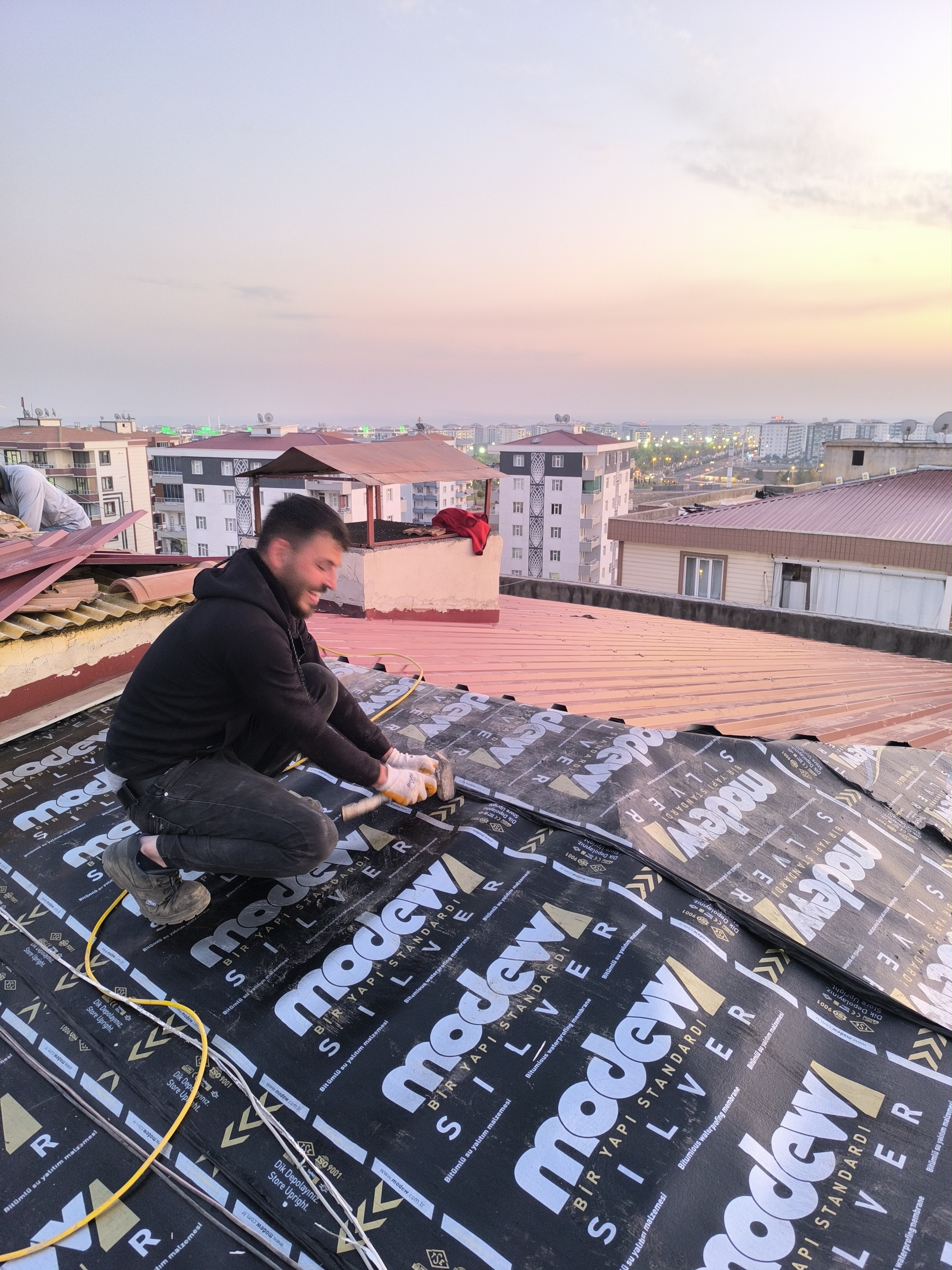 Jiyan Sitesi 1 Blok Çatı Değişim İsi