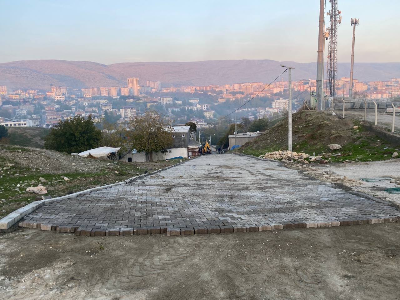 Silvan Belediyesi Merkez ve Kırsal bölgelerde 100 Bin M2 parke taşı 40 bin M2 bordür Yapım İsi